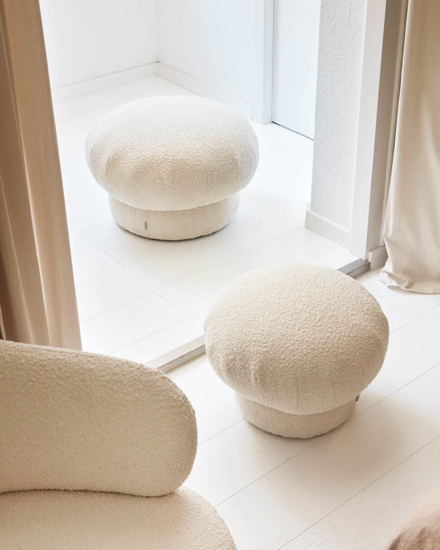 Sarisha Round Pouffe In White Fleece, Ø 60 Cm 4 Sarisha Round Pouffe In White Fleece, Ø 60 Cm - Image 2