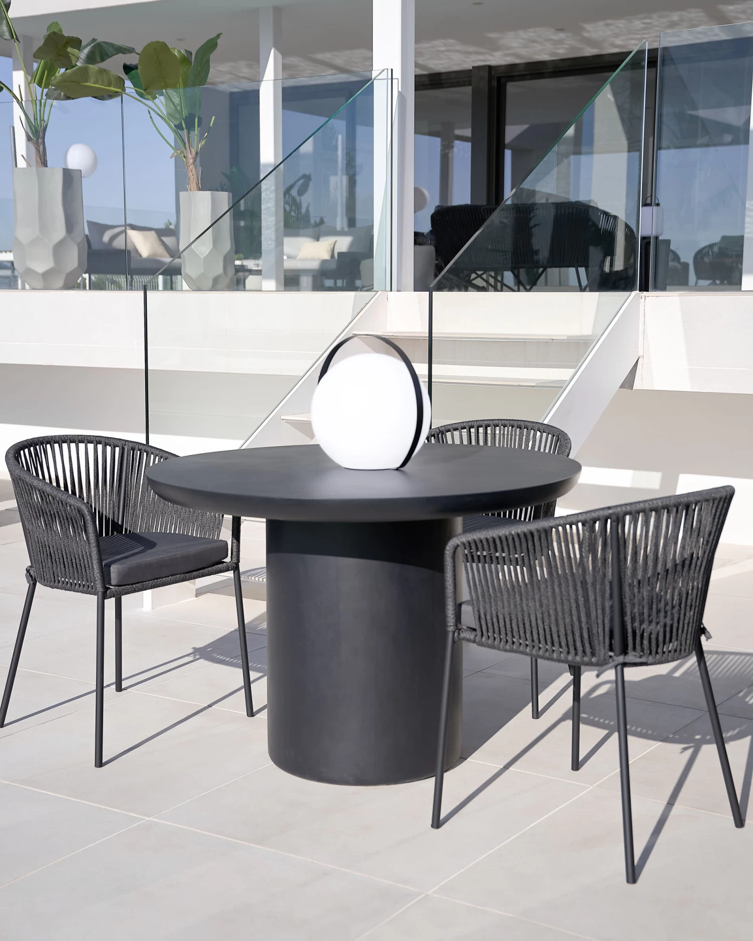 Taimi Round Outdoor Table Made Of Concrete With Black Finish à 110 Cm | Kave Home 4 Taimi Round Outdoor Table Made Of Concrete With Black Finish à 110 Cm | Kave Home - Image 2