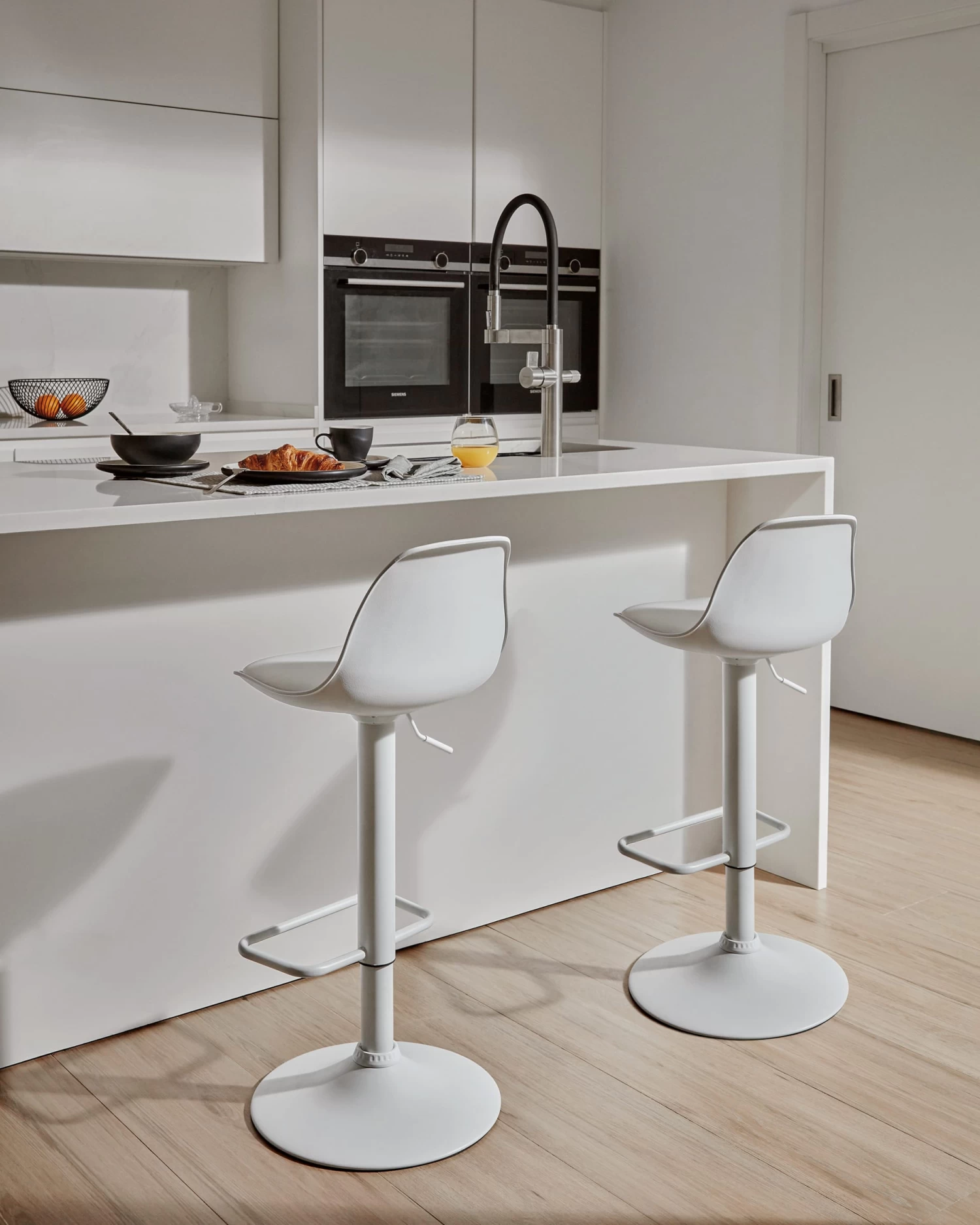 Orlando-T Barstool White Synthetic Leather And Matt White Steel 60-82 Cm | Kave Home 4 Orlando-T Barstool White Synthetic Leather And Matt White Steel 60-82 Cm | Kave Home - Image 2