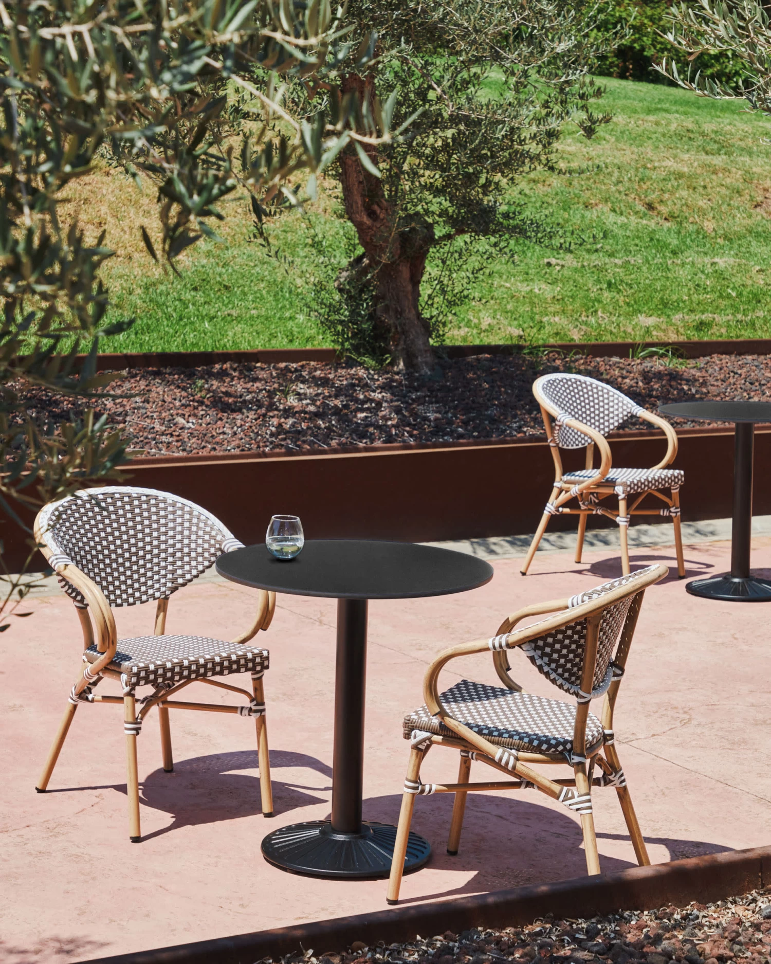 Marilyn Stackable Outdoor Bistro Chair W/ Armrests In Aluminium And Synthetic Rattan In Brown & White | Kave Home 11 Marilyn Stackable Outdoor Bistro Chair W/ Armrests In Aluminium And Synthetic Rattan In Brown & White | Kave Home - Image 9