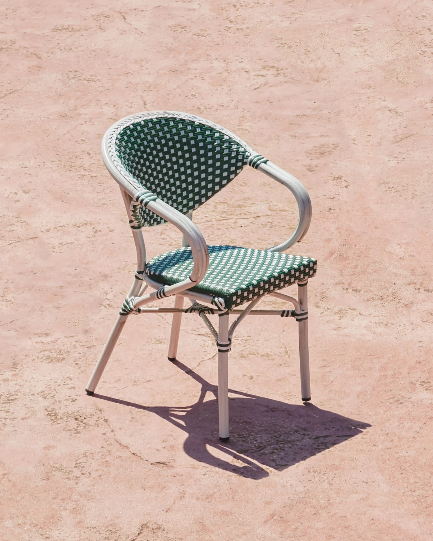 Marilyn Stackable Outdoor Bistro Chair With Arms In Aluminium And Synthetic Rattan Green & White | Kave Home 4 Marilyn Stackable Outdoor Bistro Chair With Arms In Aluminium And Synthetic Rattan Green & White | Kave Home - Image 2