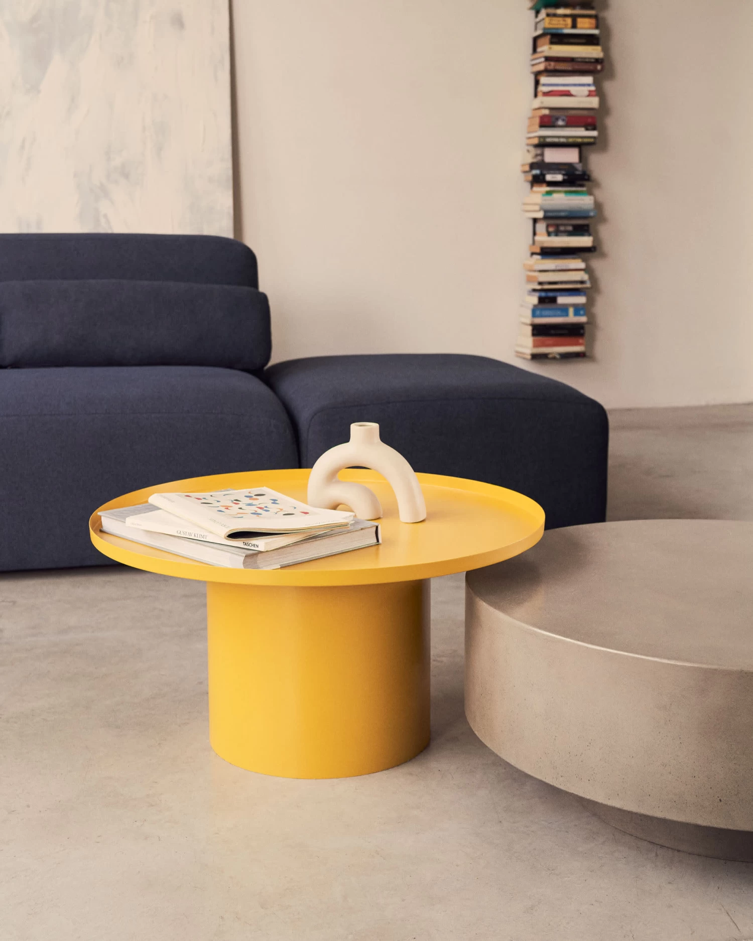 Fleksa Round Coffee Table In Mustard Metal à 72 Cm | Kave Home 4 Fleksa Round Coffee Table In Mustard Metal à 72 Cm | Kave Home - Image 2