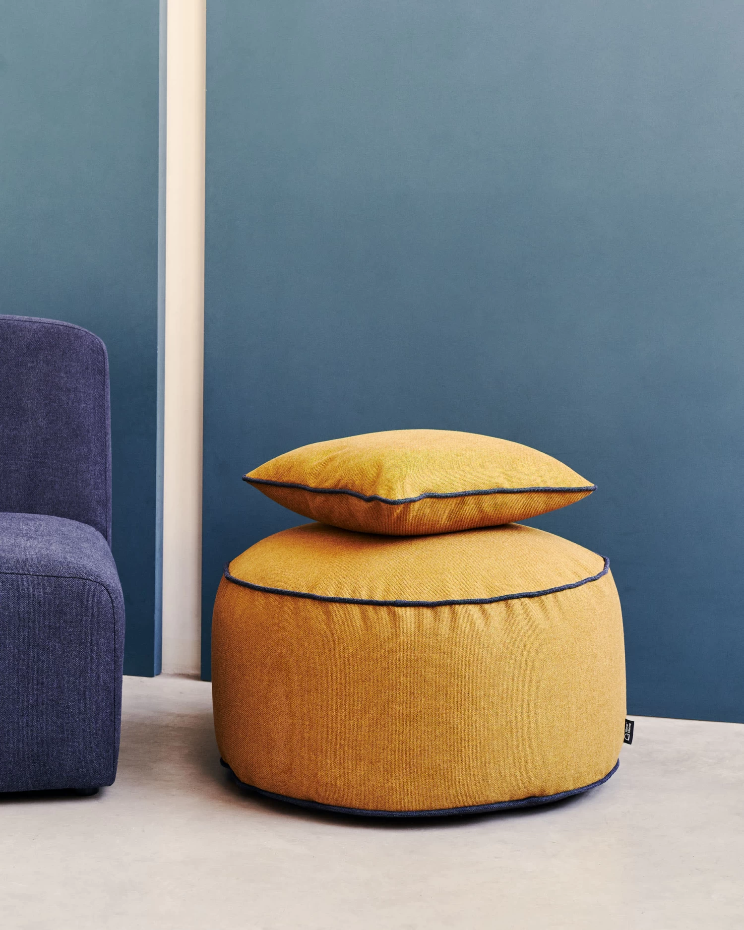 Viera Pouffe In Mustard With Blue Edges à 60 Cm | Kave Home 4 Viera Pouffe In Mustard With Blue Edges à 60 Cm | Kave Home - Image 2