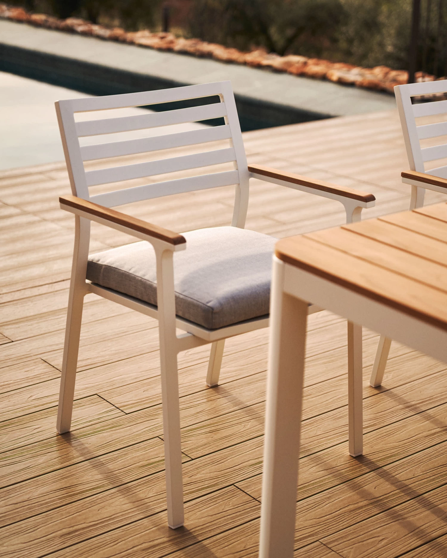 Bona Aluminium Stackable Garden Chair With A White Finish And Solid Teak Wood Armrests | Kave Home 4 Bona Aluminium Stackable Garden Chair With A White Finish And Solid Teak Wood Armrests | Kave Home - Image 2