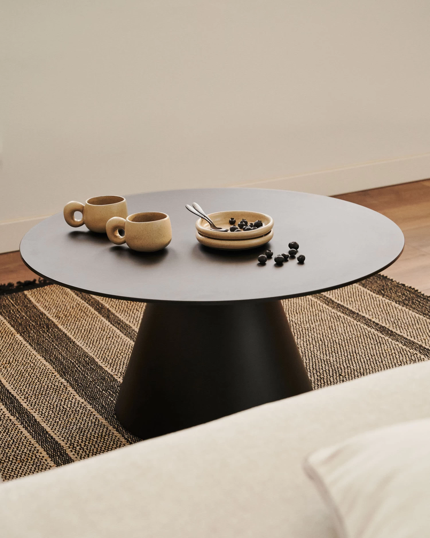 Wilshire Tempered Glass And Metal Coffee Table With A Matte Black Finish à 80 Cm | Kave Home 4 Wilshire Tempered Glass And Metal Coffee Table With A Matte Black Finish à 80 Cm | Kave Home - Image 2