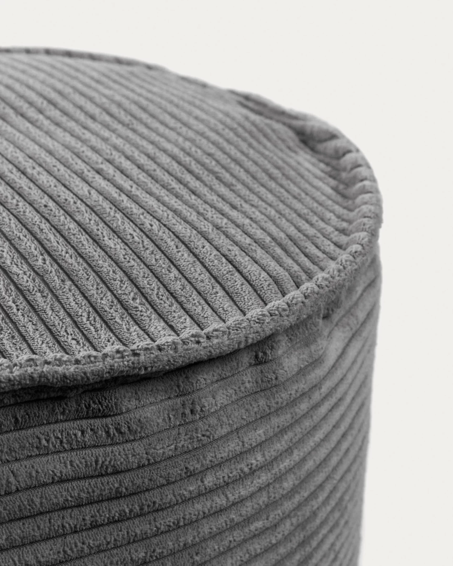 Wilma Large Pouffe In Grey Wide Seam Corduroy à 40 Cm | Kave Home 6 Wilma Large Pouffe In Grey Wide Seam Corduroy à 40 Cm | Kave Home - Image 4