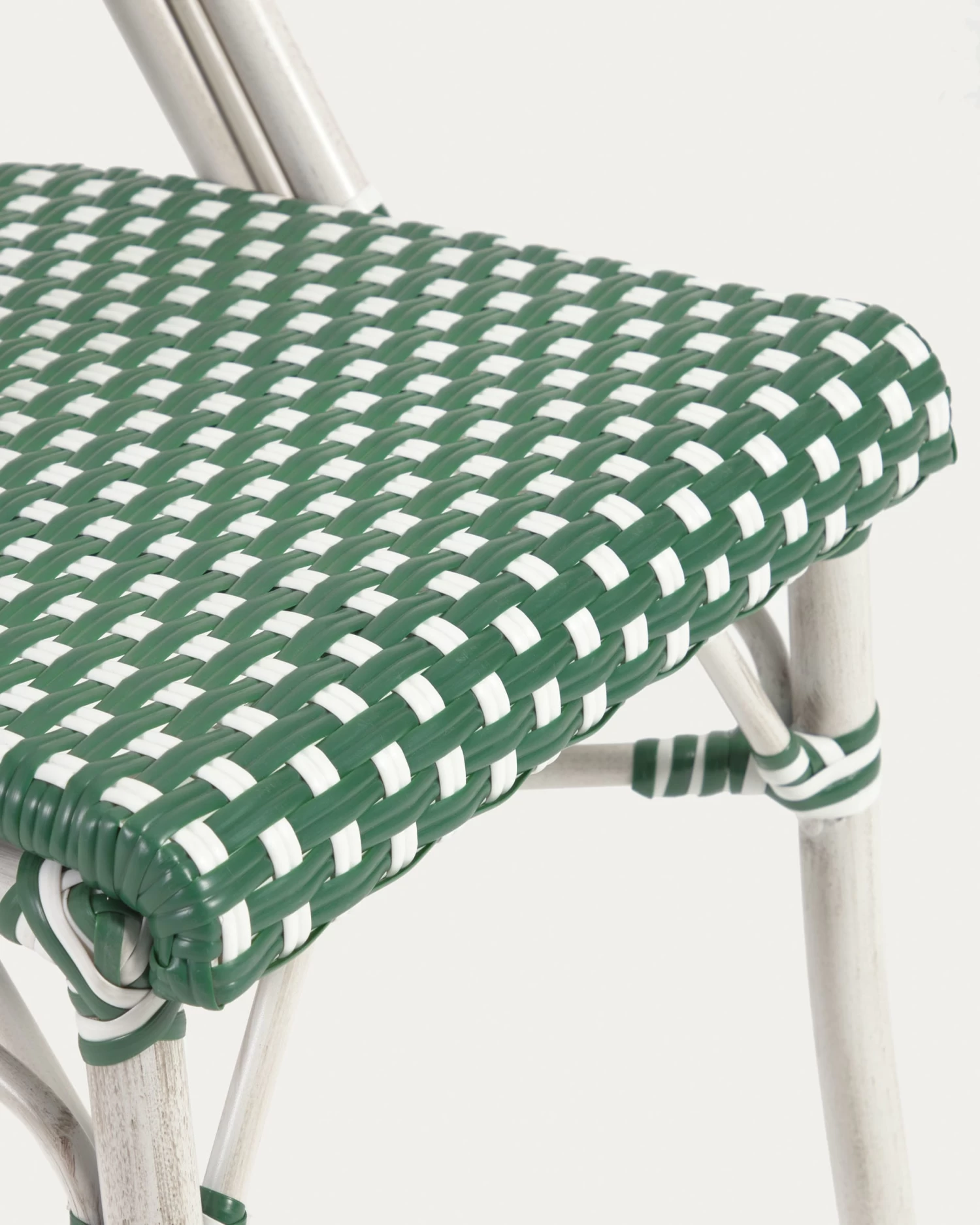 Marilyn Stackable Outdoor Bistro Chair In Aluminium And Synthetic Rattan Green & White | Kave Home 7 Marilyn Stackable Outdoor Bistro Chair In Aluminium And Synthetic Rattan Green & White | Kave Home - Image 5