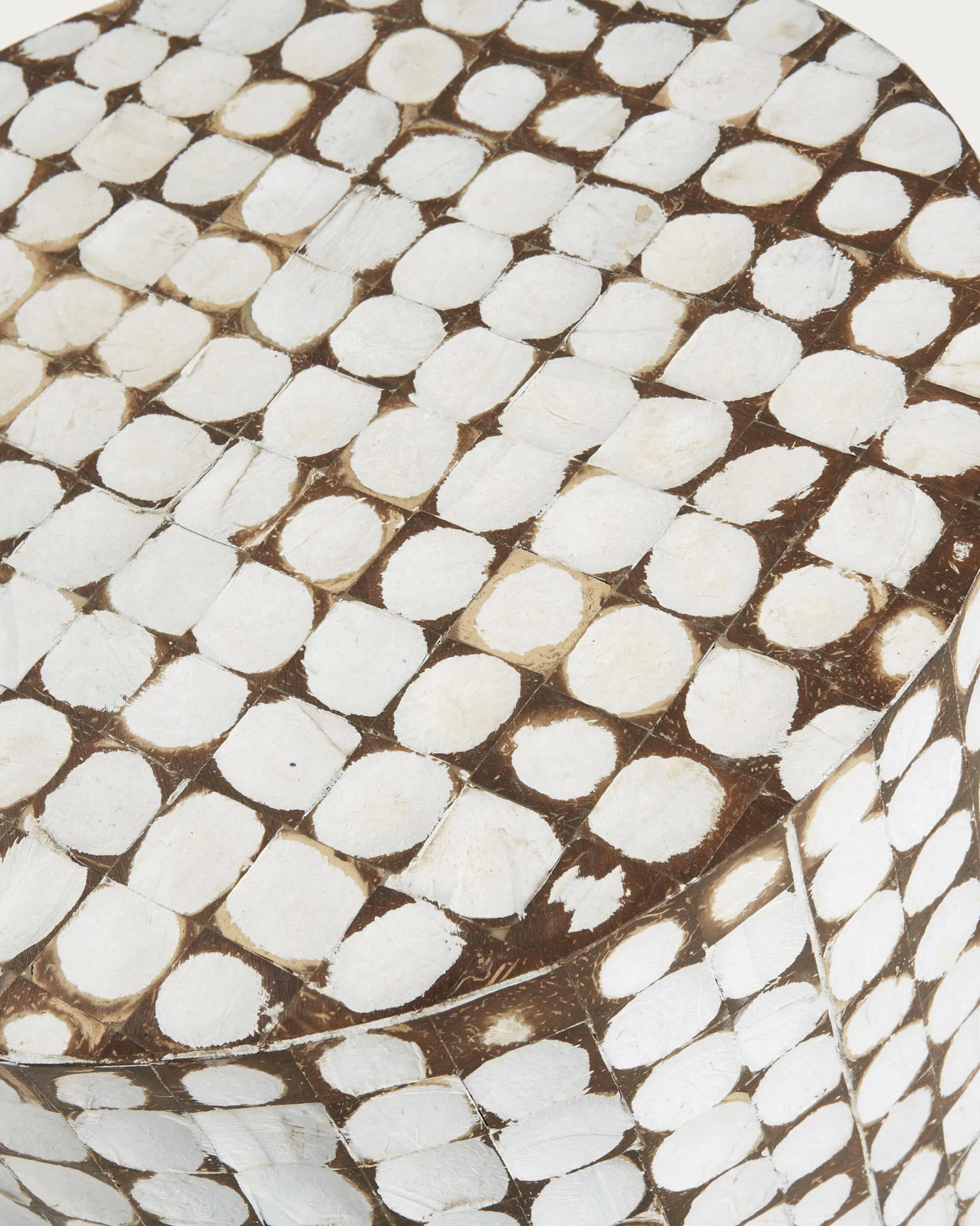 Necoco Side Table In Solid Mango Wood And Coconut Shells à 40 Cm | Kave Home 5 Necoco Side Table In Solid Mango Wood And Coconut Shells à 40 Cm | Kave Home - Image 3