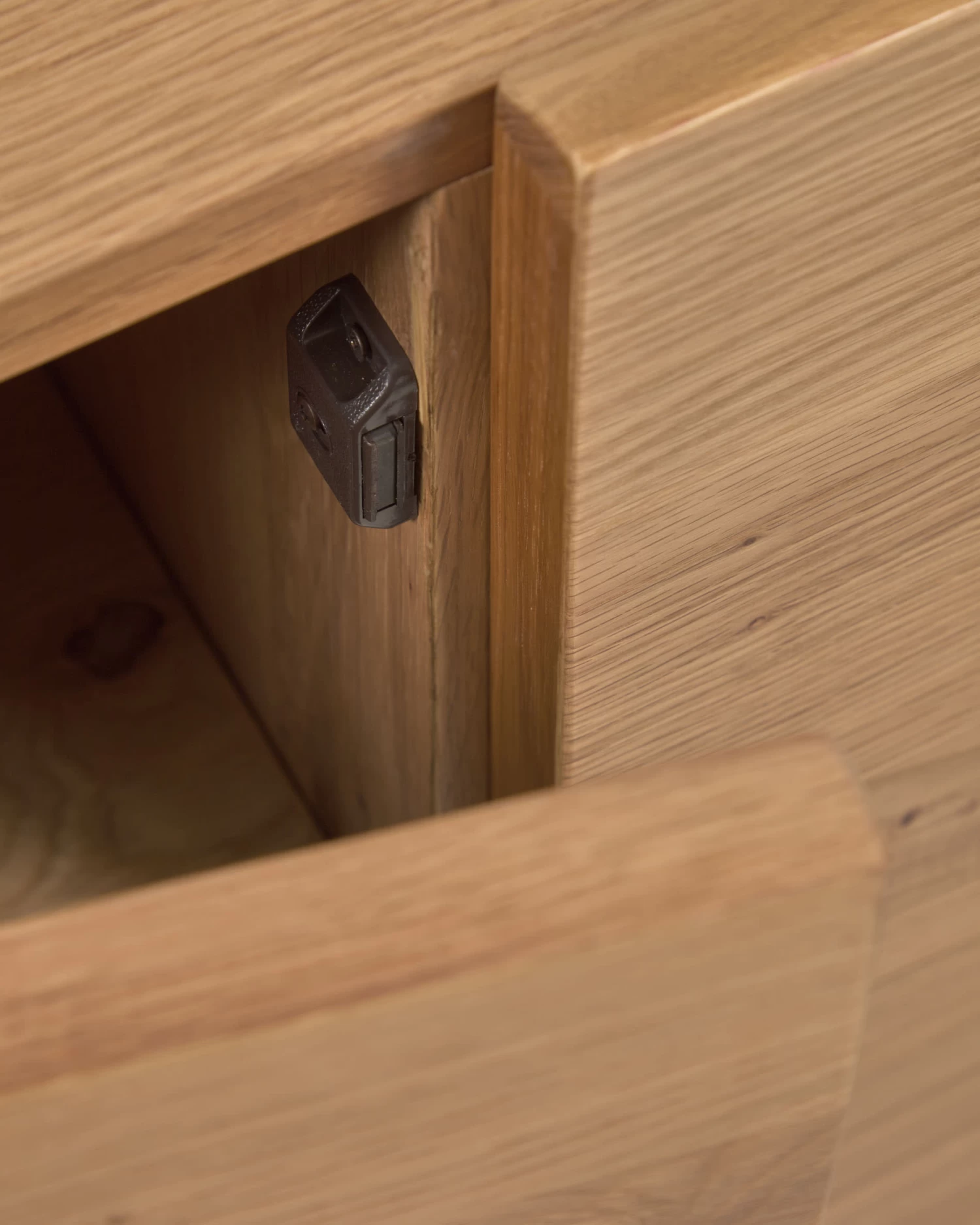 Rasha 3-door TV Stand In Oak Veneer With Natural Finish 160 X 45 Cm. | Kave Home 9 Rasha 3-door TV Stand In Oak Veneer With Natural Finish 160 X 45 Cm. | Kave Home - Image 7